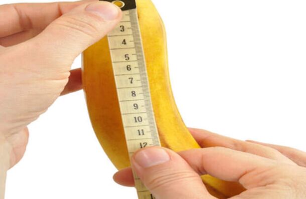 Messen Sie einen Penis, bevor Sie ihn am Beispiel einer Banane vergrößern