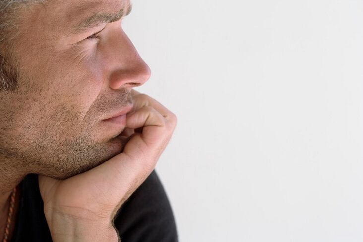 Ein Mann denkt darüber nach, seinen Penis zu vergrößern