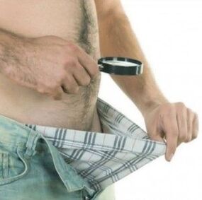 Ein Mann zieht seine Hose aus und möchte seinen Penis mit Gel vergrößern